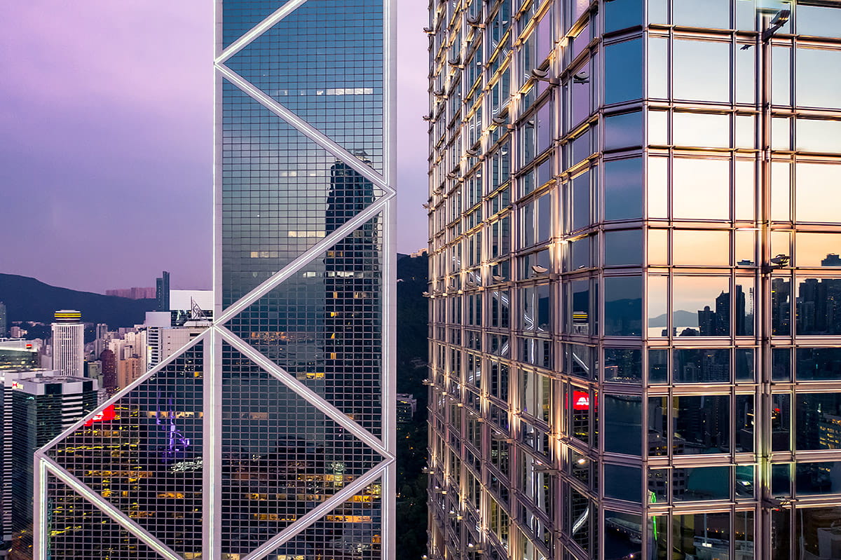 Person jumps into the lake - Allianz Global Investors