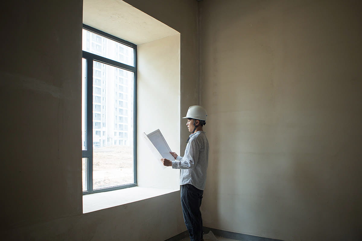 Person jumps into the lake - Allianz Global Investors