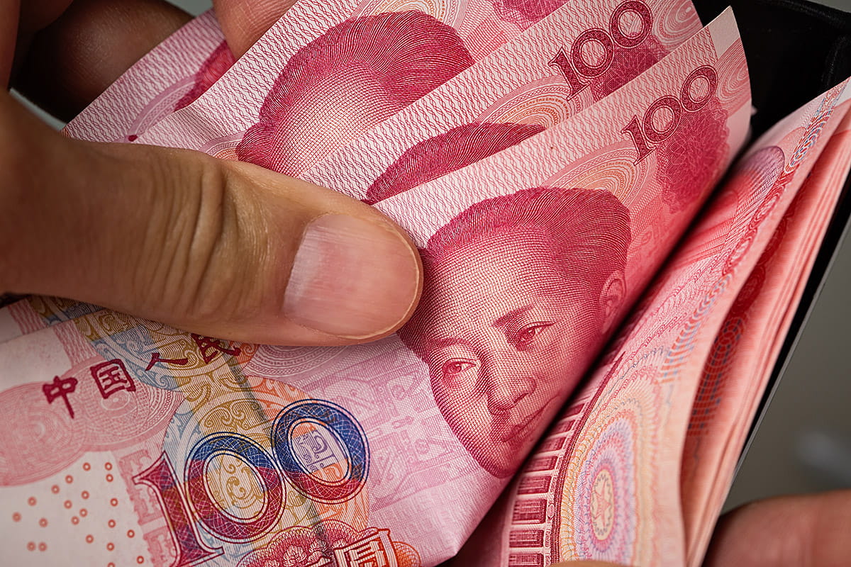 Person jumps into the lake - Allianz Global Investors